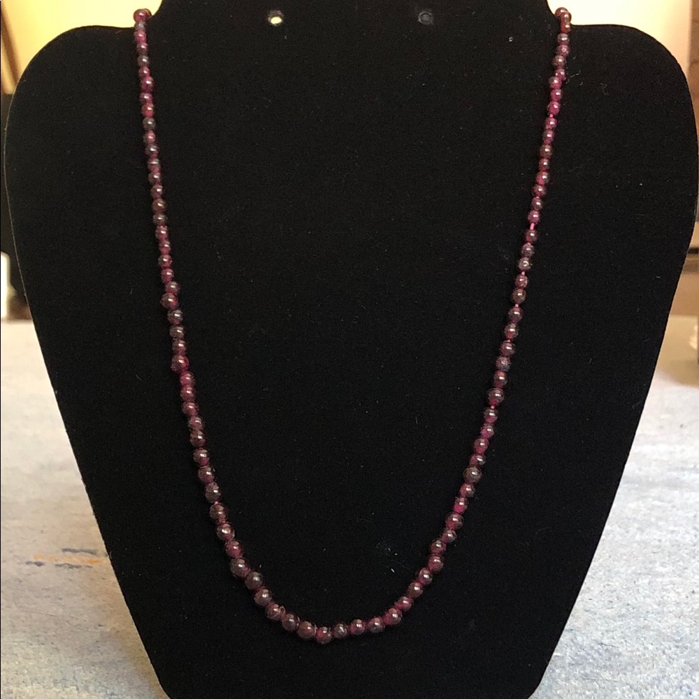 Smooth garnet bead necklace